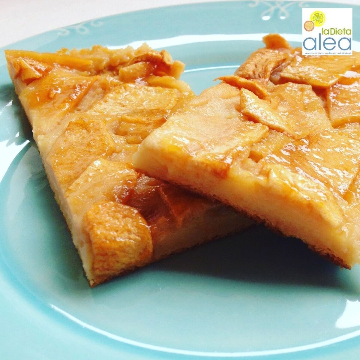 Tarta de manzana en bandeja de horno