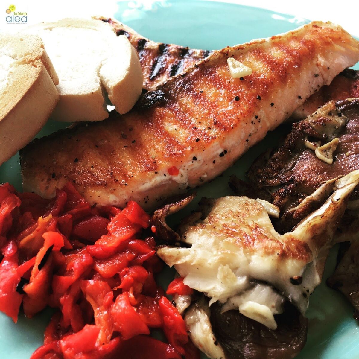 Salmón con setas y pimientos a la plancha