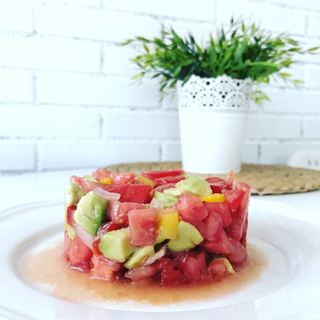 Tartar de aguacate y tomates de la huerta