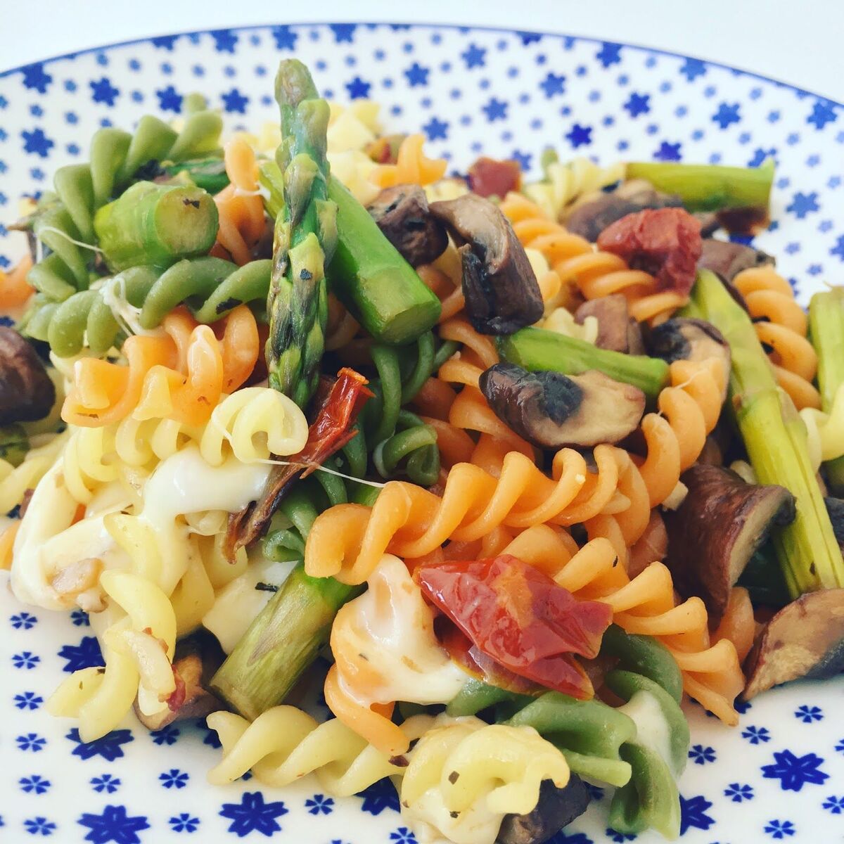 Pasta de temporada con tomate seco y nueces