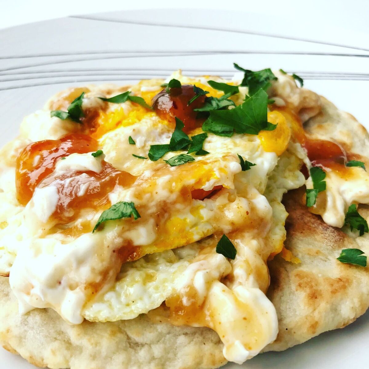 Huevos fritos con pan hindú y salsa de mango