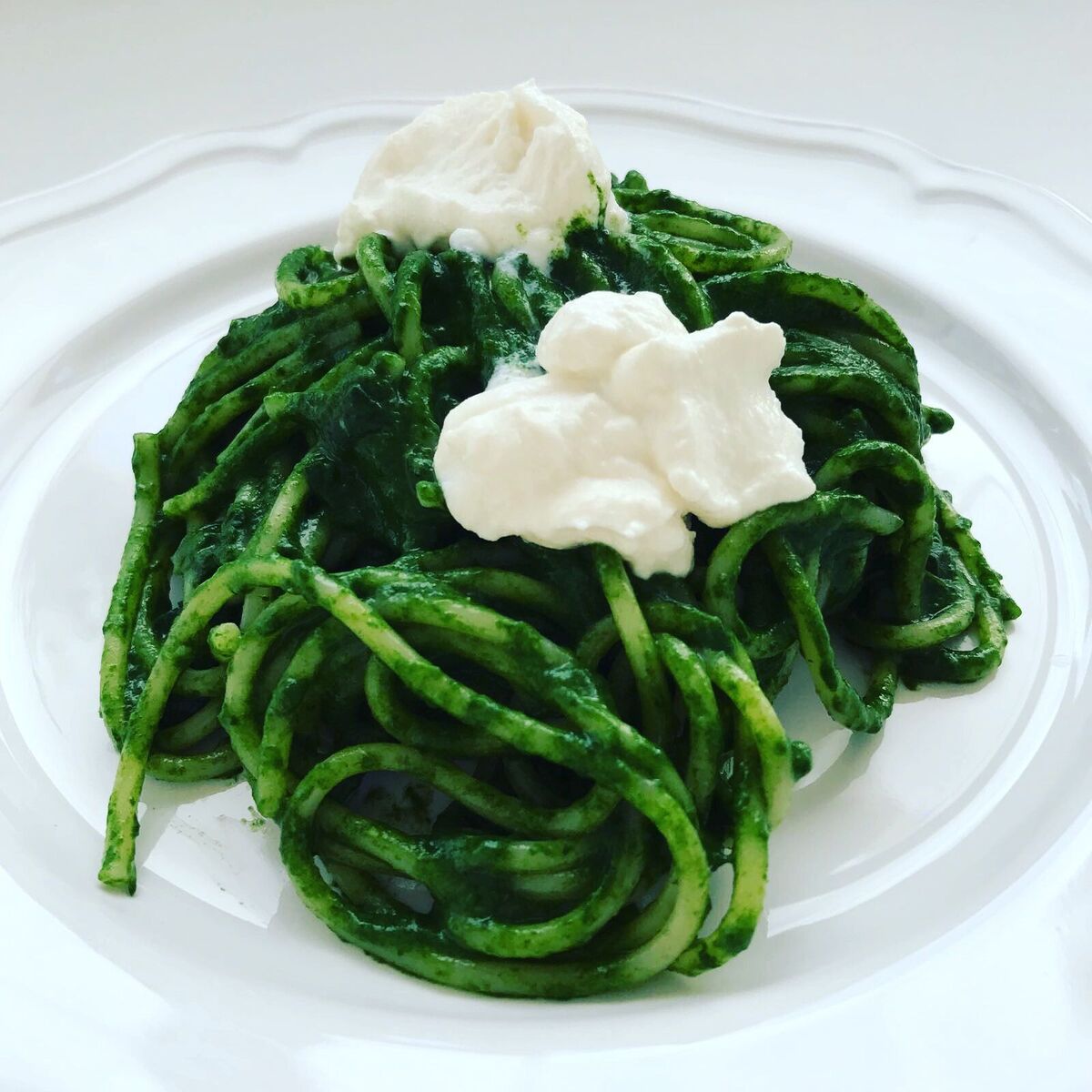 Espaguetis con salsa verde de parmesano y yogur