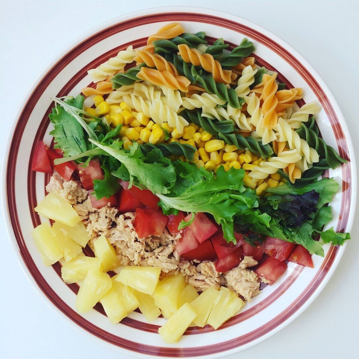 Ensalada caribeña de pasta y atún