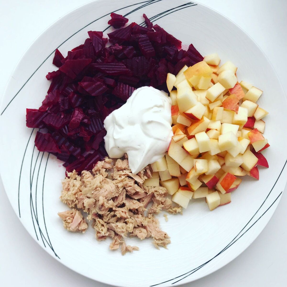 Ensalada de remolacha, atún y yogur griego