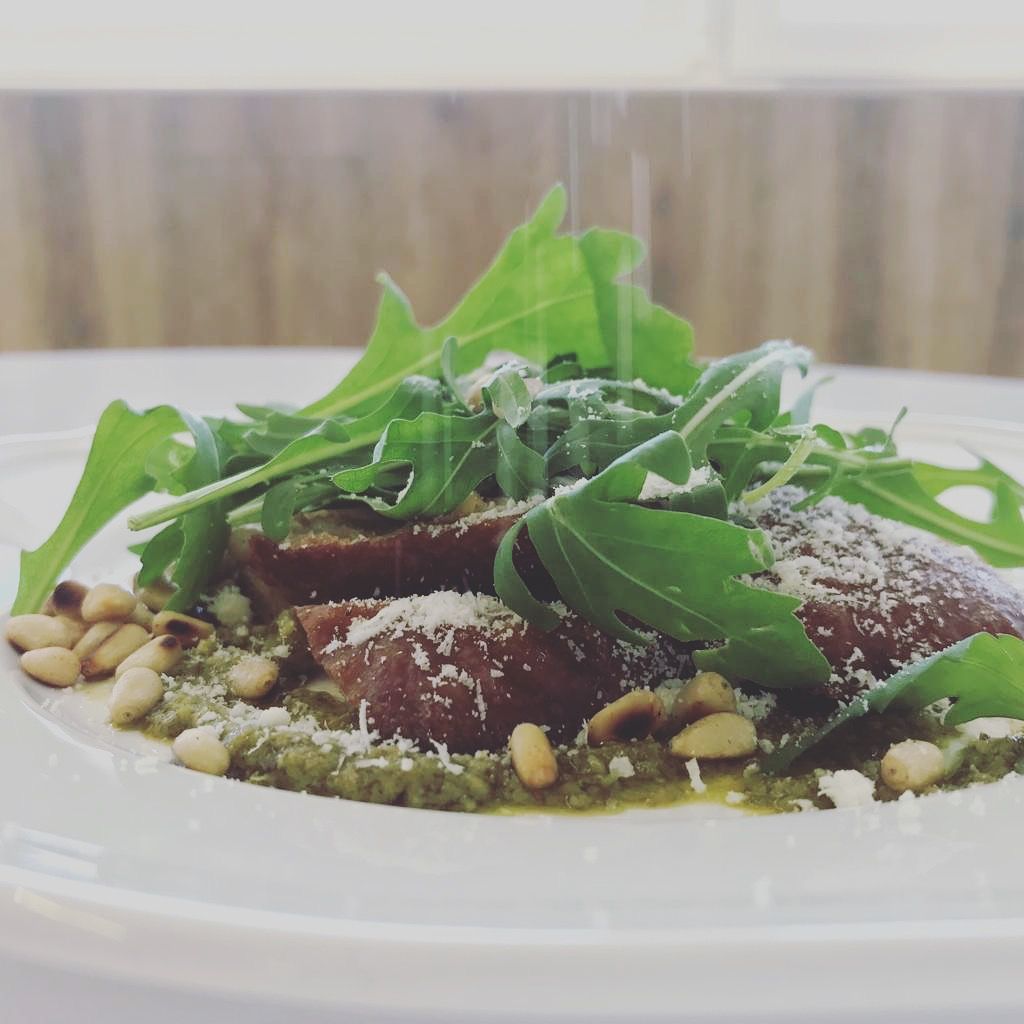 Ternera al pesto con piñones y parmesano