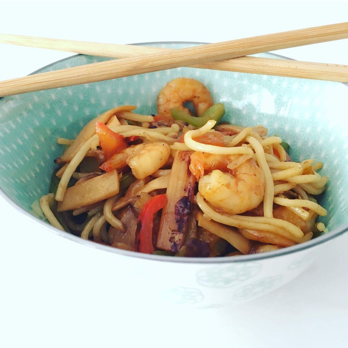 Noodles con langostinos y salsa de soja