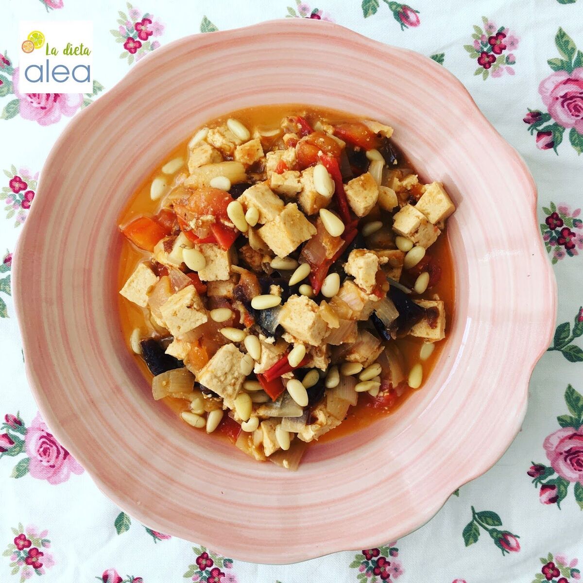 Pollo guisado con ciruelas y piñones