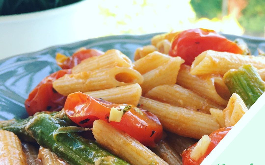 MACARRONES CON TRIGUEROS Y TOMATES