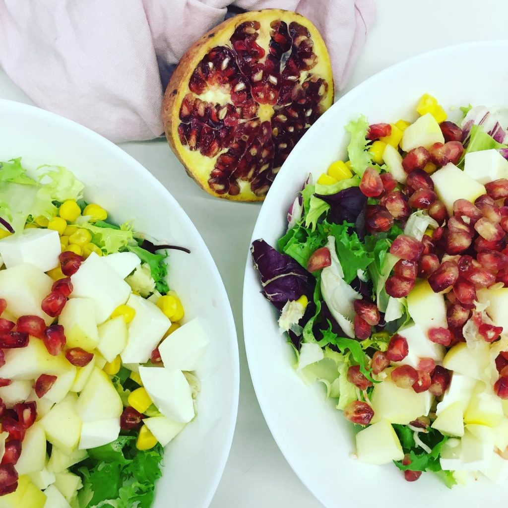 ENSALADA DE GRANADA, MANZANA Y QUESO CON SÚPER ALIÑO