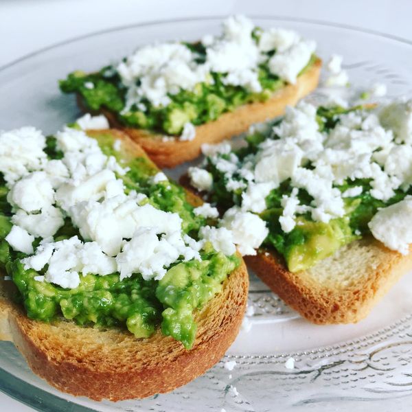 TOSTADA DE AGUACATE Y HAMBRE EN LA LACTANCIA