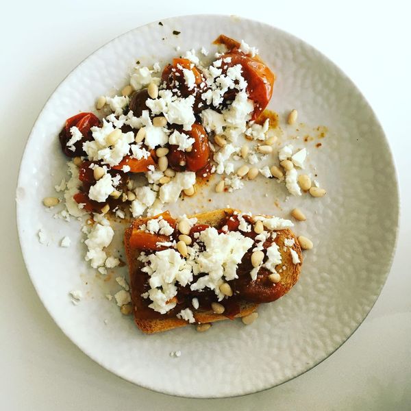 TOSTADA DE TOMATE Y QUESO FETA